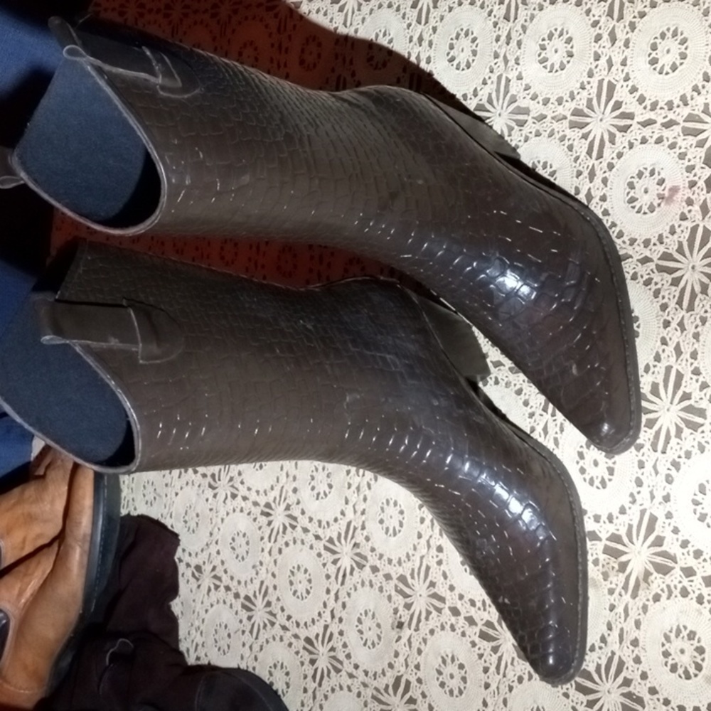 Rain Boots Cowboy designer sz 9 Army Green Color Ostrich print Rubber